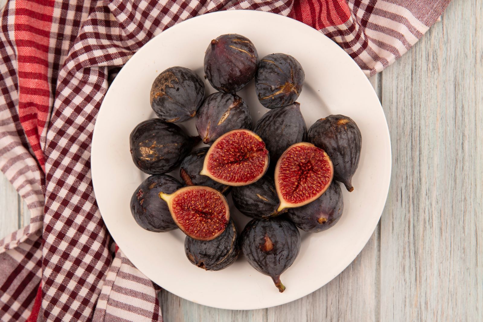 <a href="https://www.freepik.com/free-photo/top-view-fresh-black-mission-figs-white-bowl-checked-cloth-grey-wooden-background_13916984.htm">Image by stockking on Freepik</a>